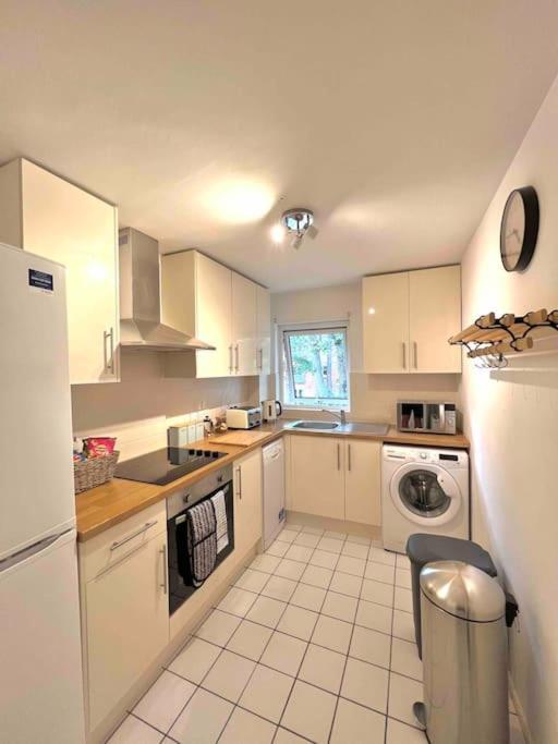 Beautiful Windsor 2 Bed, Perfect Location, 5 Mins Walk To Centre, Free Parking, Legoland, Ascot Leilighet Eksteriør bilde